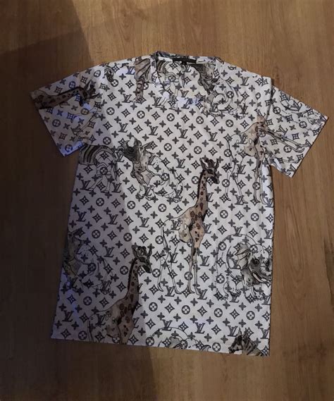 louis vuitton giraffe shirt|T.